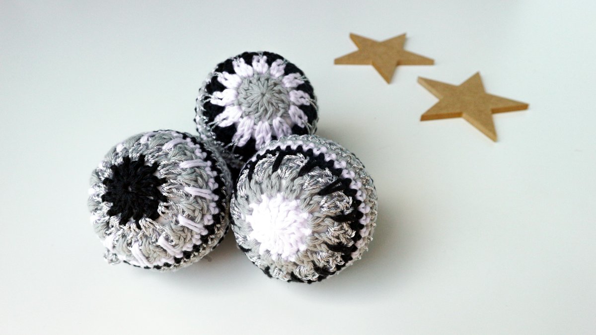 Christmas bauble set - black and white